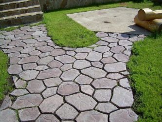 Passarelas no país de telhas de pavimentação - Design de um belo pátio (120+ fotos)