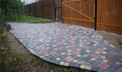 Passarelas no país de telhas de pavimentação - Design de um belo pátio (120+ fotos)