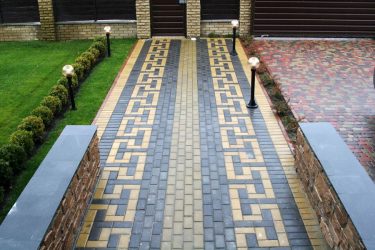 Passarelas no país de telhas de pavimentação - Design de um belo pátio (120+ fotos)
