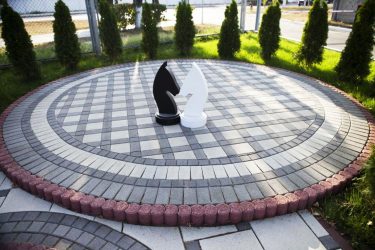 Passarelas no país de telhas de pavimentação - Design de um belo pátio (120+ fotos)
