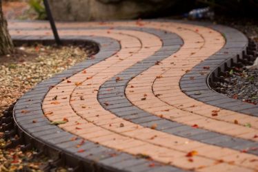 Passarelas no país de telhas de pavimentação - Design de um belo pátio (120+ fotos)