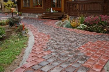 Passarelas no país de telhas de pavimentação - Design de um belo pátio (120+ fotos)