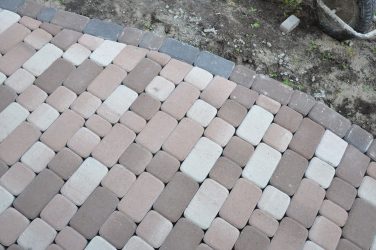 Passarelas no país de telhas de pavimentação - Design de um belo pátio (120+ fotos)