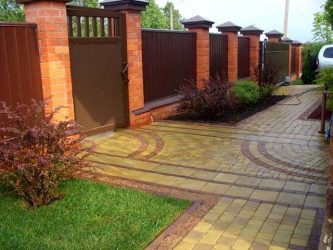 Passarelas no país de telhas de pavimentação - Design de um belo pátio (120+ fotos)