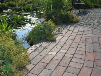 Passarelas no país de telhas de pavimentação - Design de um belo pátio (120+ fotos)