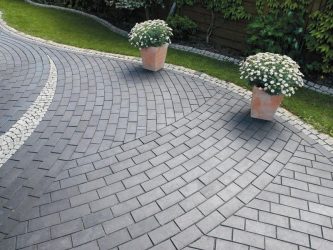 Passarelas no país de telhas de pavimentação - Design de um belo pátio (120+ fotos)