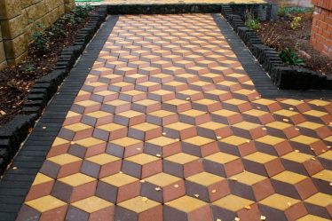 Passarelas no país de telhas de pavimentação - Design de um belo pátio (120+ fotos)