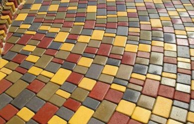 Passarelas no país de telhas de pavimentação - Design de um belo pátio (120+ fotos)