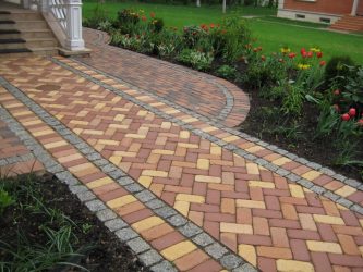 Passarelas no país de telhas de pavimentação - Design de um belo pátio (120+ fotos)