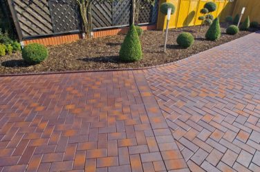 Passarelas no país de telhas de pavimentação - Design de um belo pátio (120+ fotos)