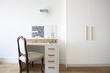 Penteadeira com espelho e iluminação: 140+ (Foto) Opções para o seu quarto