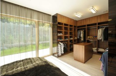 Guarda-roupa de canto moderno no quarto: de pequeno a grande porte. Qual poderia ser o seu conteúdo?