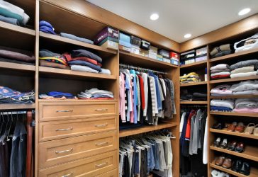Guarda-roupa de canto moderno no quarto: de pequeno a grande porte. Qual poderia ser o seu conteúdo?
