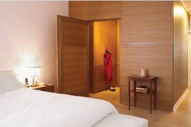 Guarda-roupa de canto moderno no quarto: de pequeno a grande porte. Qual poderia ser o seu conteúdo?