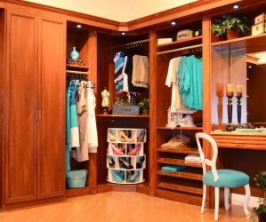 Guarda-roupa de canto moderno no quarto: de pequeno a grande porte. Qual poderia ser o seu conteúdo?