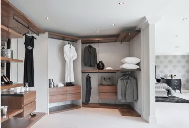 Guarda-roupa de canto moderno no quarto: de pequeno a grande porte. Qual poderia ser o seu conteúdo?