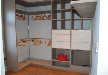 Guarda-roupa de canto moderno no quarto: de pequeno a grande porte. Qual poderia ser o seu conteúdo?