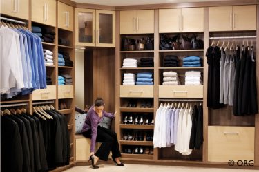 Guarda-roupa de canto moderno no quarto: de pequeno a grande porte. Qual poderia ser o seu conteúdo?