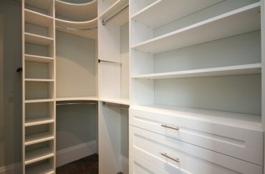 Guarda-roupa de canto moderno no quarto: de pequeno a grande porte. Qual poderia ser o seu conteúdo?