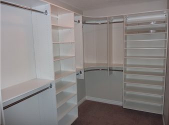 Guarda-roupa de canto moderno no quarto: de pequeno a grande porte. Qual poderia ser o seu conteúdo?
