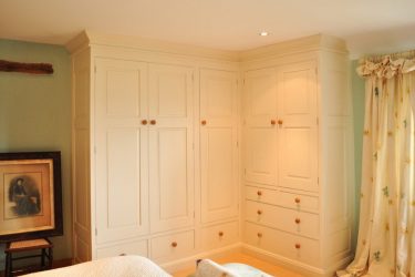 Guarda-roupa de canto moderno no quarto: de pequeno a grande porte. Qual poderia ser o seu conteúdo?