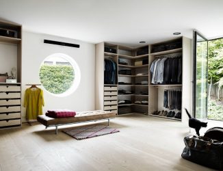 Guarda-roupa de canto moderno no quarto: de pequeno a grande porte. Qual poderia ser o seu conteúdo?
