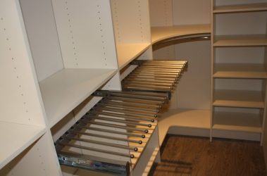 Guarda-roupa de canto moderno no quarto: de pequeno a grande porte. Qual poderia ser o seu conteúdo?