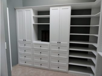 Guarda-roupa de canto moderno no quarto: de pequeno a grande porte. Qual poderia ser o seu conteúdo?