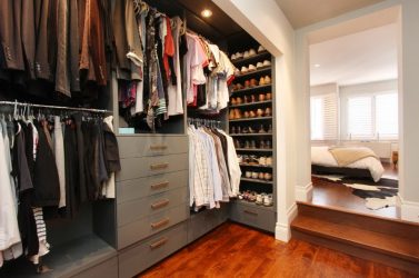 Guarda-roupa de canto moderno no quarto: de pequeno a grande porte. Qual poderia ser o seu conteúdo?