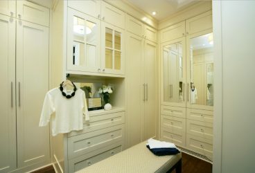 Guarda-roupa de canto moderno no quarto: de pequeno a grande porte. Qual poderia ser o seu conteúdo?