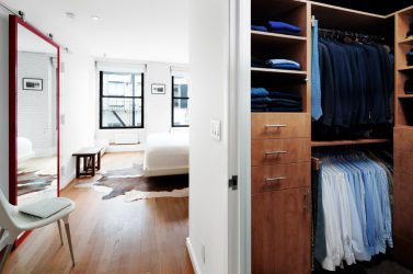 Guarda-roupa de canto moderno no quarto: de pequeno a grande porte. Qual poderia ser o seu conteúdo?