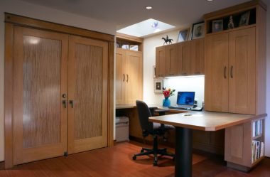 Guarda-roupa de canto moderno no quarto: de pequeno a grande porte. Qual poderia ser o seu conteúdo?