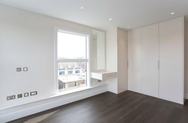 Guarda-roupa de canto moderno no quarto: de pequeno a grande porte. Qual poderia ser o seu conteúdo?