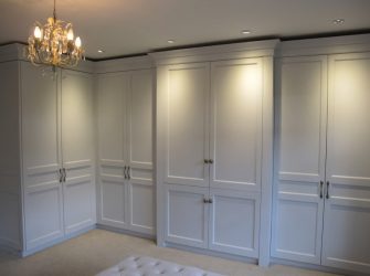 Guarda-roupa de canto moderno no quarto: de pequeno a grande porte. Qual poderia ser o seu conteúdo?