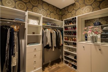 Guarda-roupa de canto moderno no quarto: de pequeno a grande porte. Qual poderia ser o seu conteúdo?