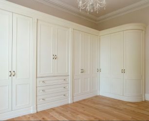 Guarda-roupa de canto moderno no quarto: de pequeno a grande porte. Qual poderia ser o seu conteúdo?