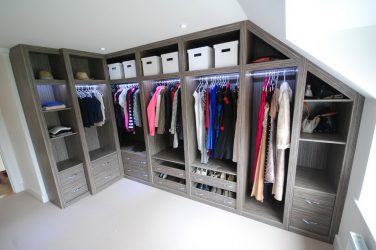 Guarda-roupa de canto moderno no quarto: de pequeno a grande porte. Qual poderia ser o seu conteúdo?