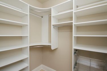 Guarda-roupa de canto moderno no quarto: de pequeno a grande porte. Qual poderia ser o seu conteúdo?
