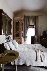 Guarda-roupa de canto moderno no quarto: de pequeno a grande porte. Qual poderia ser o seu conteúdo?