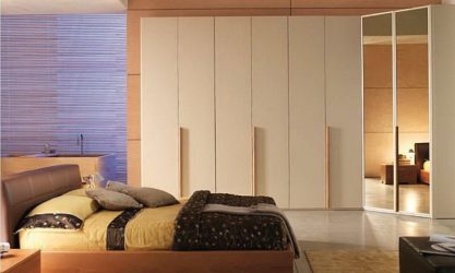 Guarda-roupa de canto moderno no quarto: de pequeno a grande porte. Qual poderia ser o seu conteúdo?