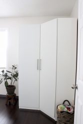 Guarda-roupa de canto moderno no quarto: de pequeno a grande porte. Qual poderia ser o seu conteúdo?