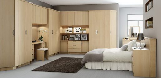 Guarda-roupa de canto moderno no quarto: de pequeno a grande porte. Qual poderia ser o seu conteúdo?