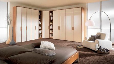 Guarda-roupa de canto moderno no quarto: de pequeno a grande porte. Qual poderia ser o seu conteúdo?