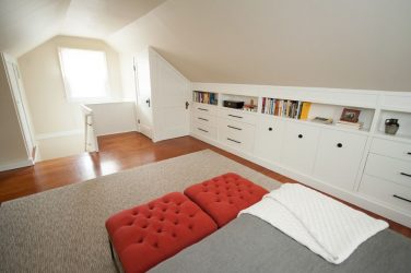 Guarda-roupa de canto moderno no quarto: de pequeno a grande porte. Qual poderia ser o seu conteúdo?