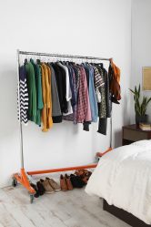 Wall Hanger faça você mesmo no corredor: com uma caixa de sapatos, com uma prateleira, com ganchos. Esqueça a falta de espaço!