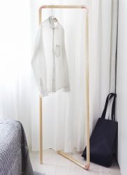 Wall Hanger faça você mesmo no corredor: com uma caixa de sapatos, com uma prateleira, com ganchos. Esqueça a falta de espaço!