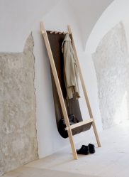Wall Hanger faça você mesmo no corredor: com uma caixa de sapatos, com uma prateleira, com ganchos. Esqueça a falta de espaço!