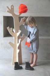 Wall Hanger faça você mesmo no corredor: com uma caixa de sapatos, com uma prateleira, com ganchos. Esqueça a falta de espaço!
