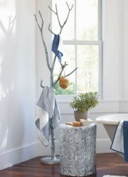Wall Hanger faça você mesmo no corredor: com uma caixa de sapatos, com uma prateleira, com ganchos. Esqueça a falta de espaço!