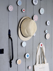 Wall Hanger faça você mesmo no corredor: com uma caixa de sapatos, com uma prateleira, com ganchos. Esqueça a falta de espaço!